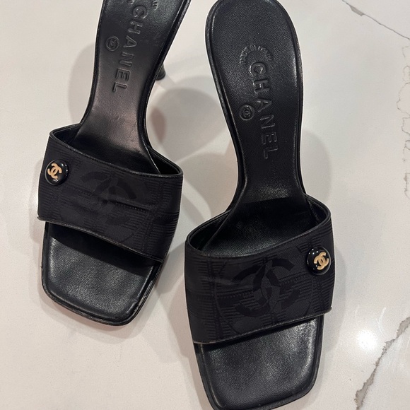 CHANEL Black Heels with Gold Accent - Picture 2 of 7